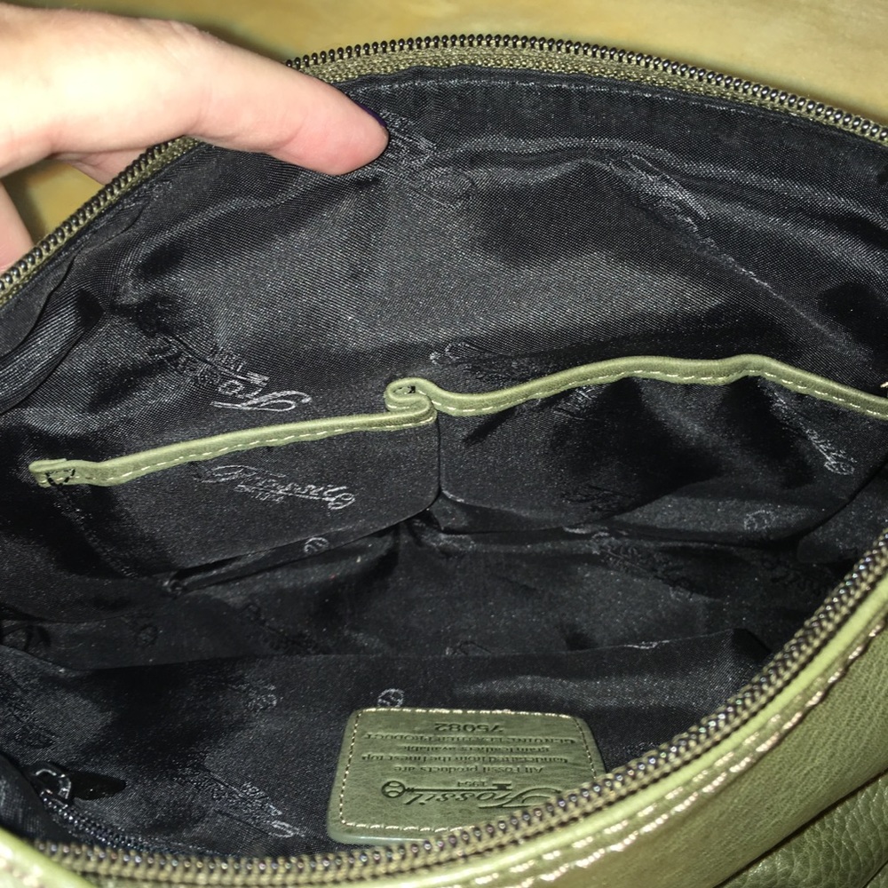 ✨HOST PICK✨ Fossil green leather purse - Picture 5 of 9